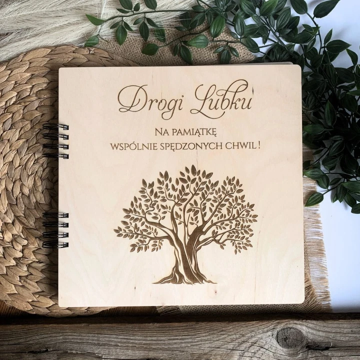 album na zdjęcia wklejane z drewnianą okładką na pożegnane pracownika