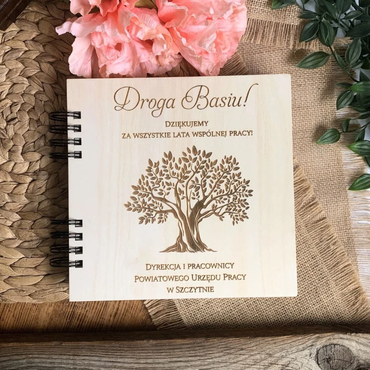 Drewniany album pamiątkowy 25x25 z grawerem drzewa i tekstem podziękowania dla pracownika na odejście z pracy.