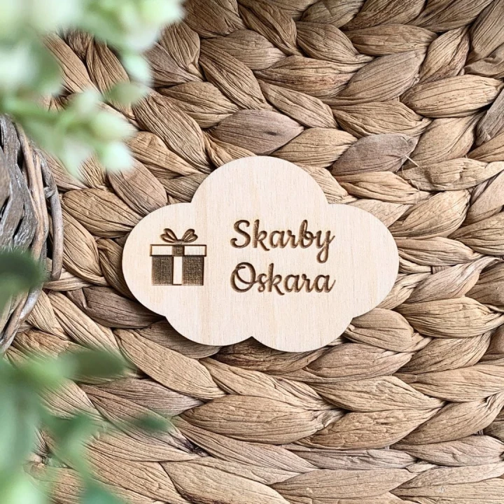 drewniana naklejka na szufladę grawerowany napis skarby oskara grawerowany piktogram prezent