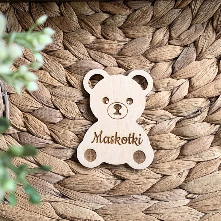 drewniana naklejka na szufladę z napisem maskotki, naklejka na szufladę w kształcie misia