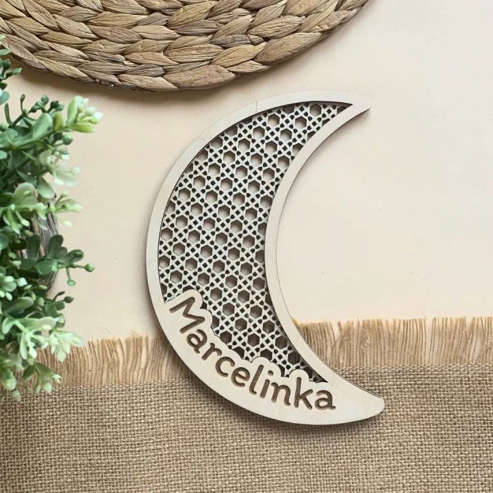drewniany księżyc rattanowy z imieniem dziecka