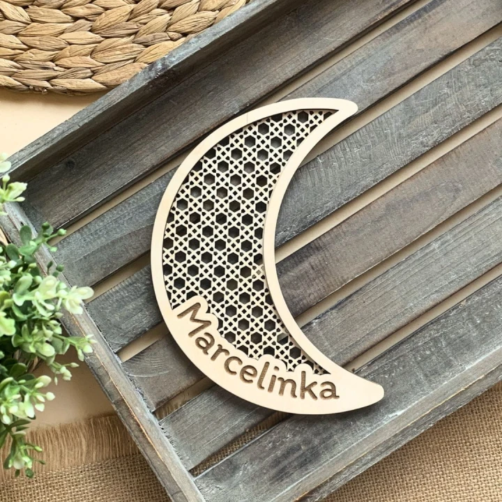 drewniany księżyc rattanowy z grawerowanym imieniem dziecka