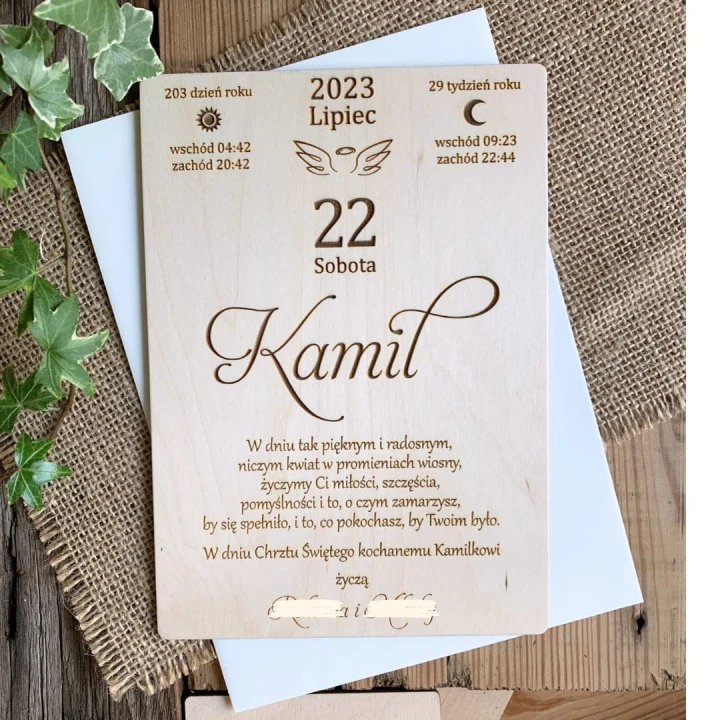 drewniana kartka z życzeniami na chrzest święty
