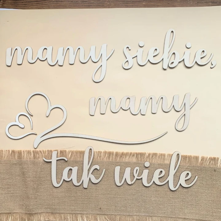 mamy siebie, mamy tak wiele, drewniany napis na ścianę