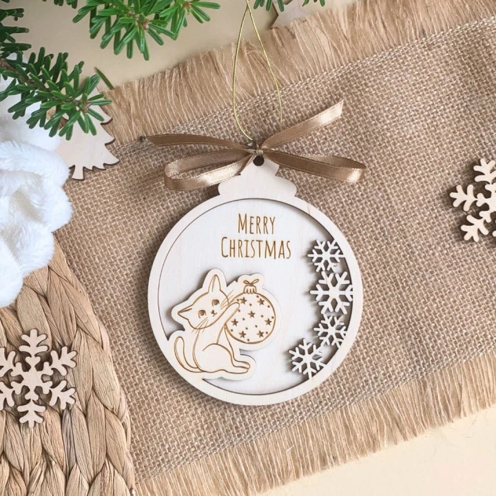 drewniana bombka merry christmas grawerowany kotek z kłębkiem wełny