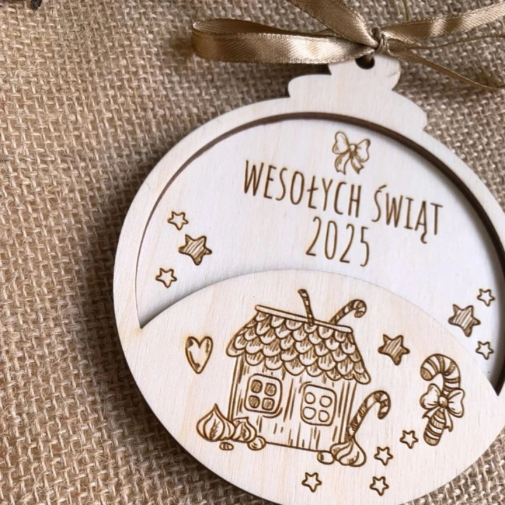 drewniana bombka 3d, grawerowany domek z piernika, grawerowany tekst wesołych świąt 2025