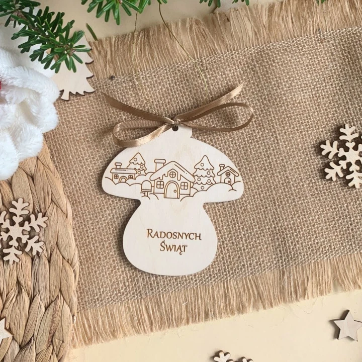 drewniany grzybek z grawerowaną grafiką i tekstem, zawieszka na choinkę