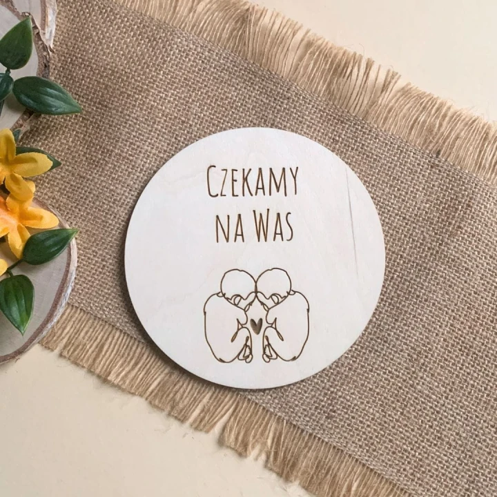 drewniana tabliczka do sesji zdjęciowych dla bliźniaków czekamy na was