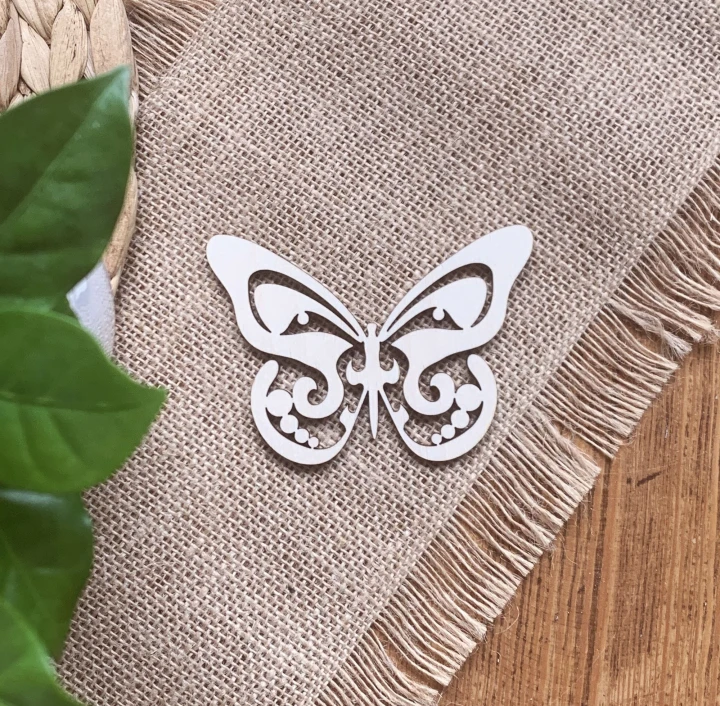 drewniany motyl na ścianę do pokoju dziecka