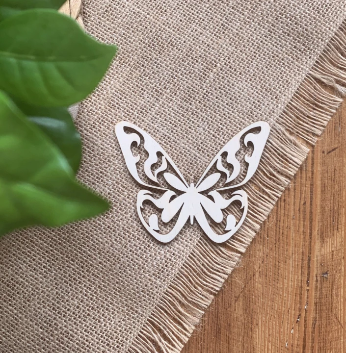 drewniany motyl na ścianę do pokoju dziecka
