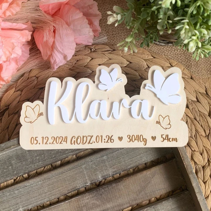 Metryczka Drewniana Motylki z Pleksi – Personalizowana Pamiątka na Ścianę