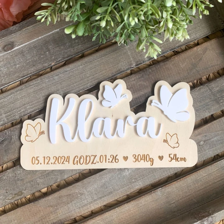 Metryczka Drewniana Motylki z Pleksi – Personalizowana Pamiątka na Ścianę