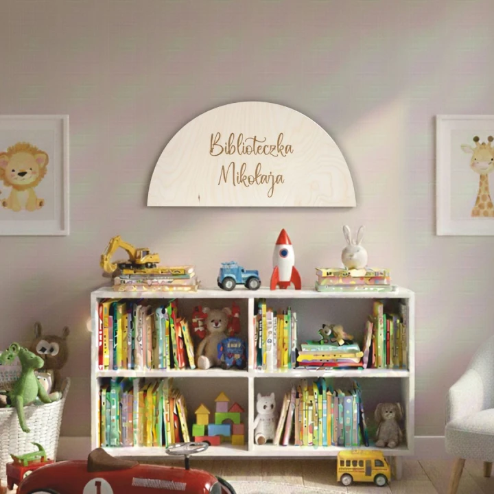 drewniana tablica nad biblioteczkę z grawerowanym tekstem Biblioteczka Mikołaja