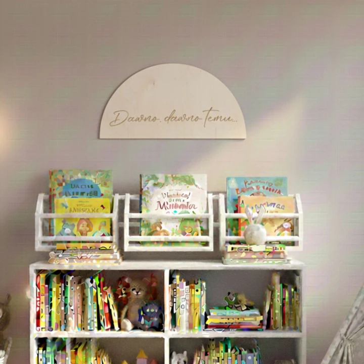 drewniana tablica dawno, dawno temu nad biblioteczkę