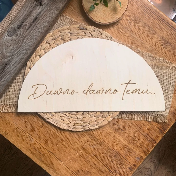 dawno dawno temu, grawerowany napis na półkolu drewnianym
