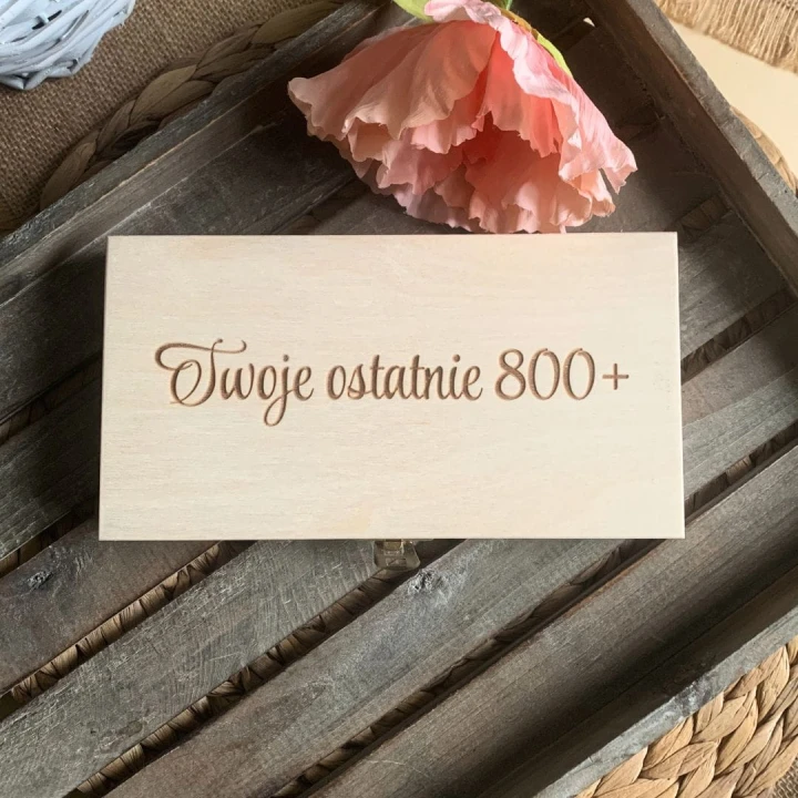 Drewniane pudełko na pieniądze 18 urodziny z grawerem "Twoje Ostatnie 800 Plus" i zamknięciem.