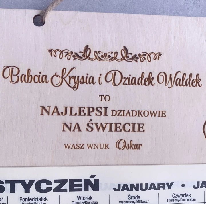 kalendarz na ścianę dla babci i dziadka zbliżenie na grawerowany tekst