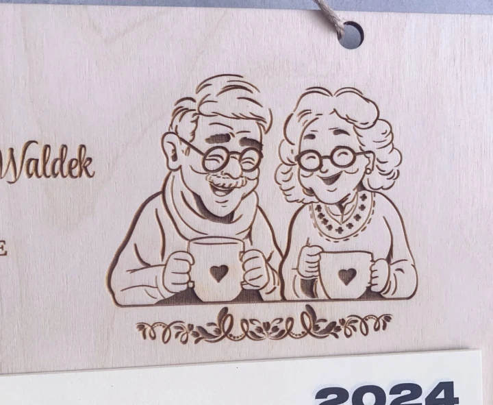 kalendarz na ścianę dla babci i dziadka zbliżenie na grawerowaną grafikę