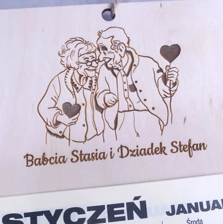 zbliżenie na grawerowane imiona dziadków i radosną grafikę