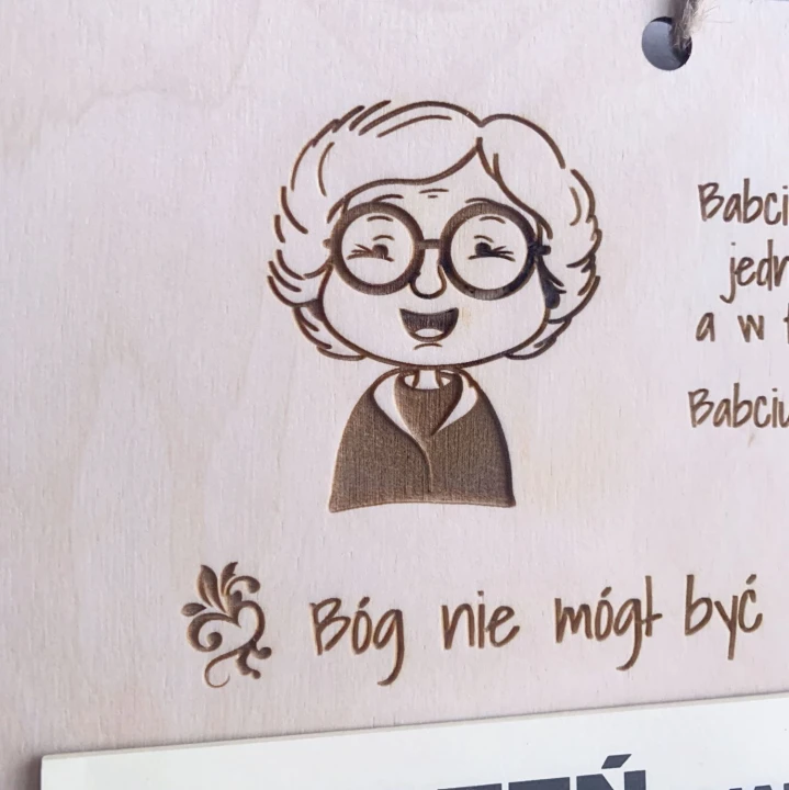 zbliżenie na detale grawerowanej grafiki uśmiechniętej babci