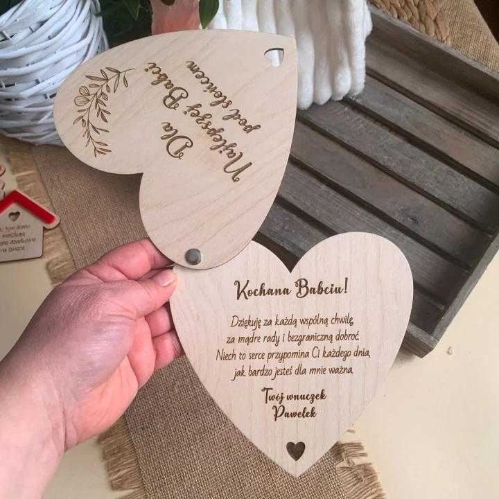 Personalizowane podwójne serce drewniane z grawerem na Dzień Babci i Dziadka, dwie warstwy połączone metalowym nitem, motyw roślinny i życzenia.