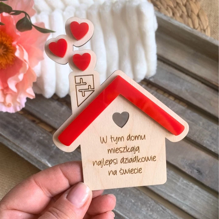 Detal personalizowanego magnesu domek, grawerowany tekst W tym domu mieszkają najlepsi dziadkowie na świecie.