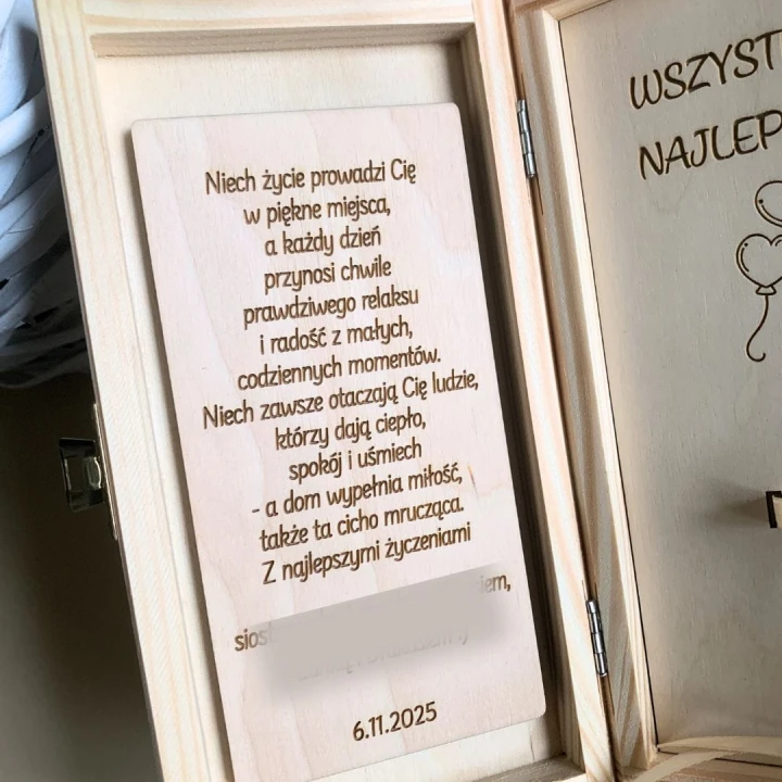 Wnętrze urodzinowego pudełka na gotówkę z grawerowanymi życzeniami