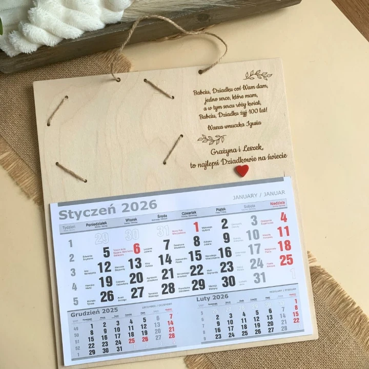 drewniany kalendarz ścienny z personalizowanym grawerem dla babci i dziadka