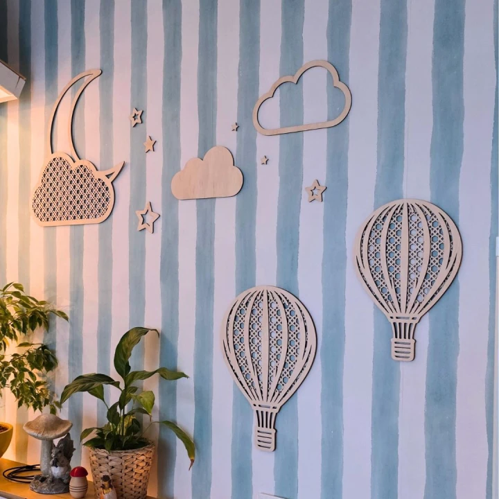 Zestaw dekoracji ze sklejki na ścianie w pokoju dziecka – księżyc, balony i gwiazdki autor zdjęcia @duza_rodzina (Instagram)