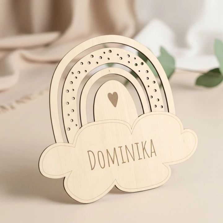 drewniana tabliczka z imieniem tęcza z chmurką