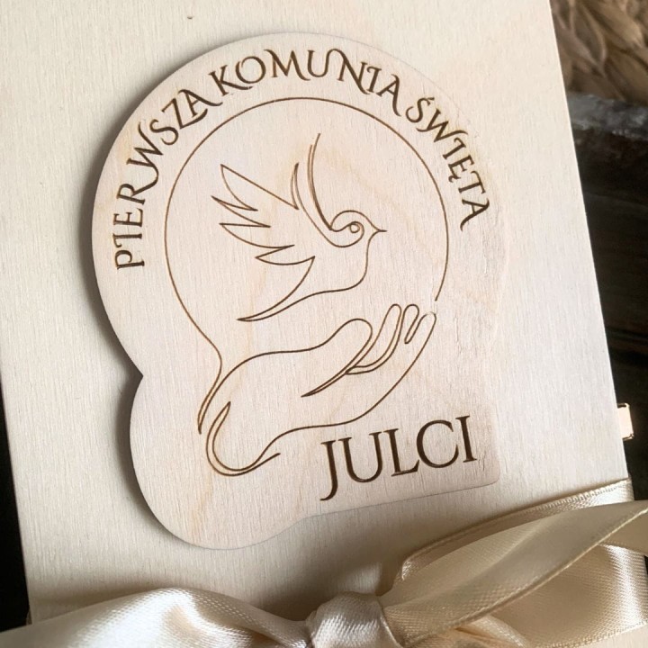 wieczko pudełka z naklejonym trójwymiarowym dekorem hostii i personalizowanym imieniem dziecka.