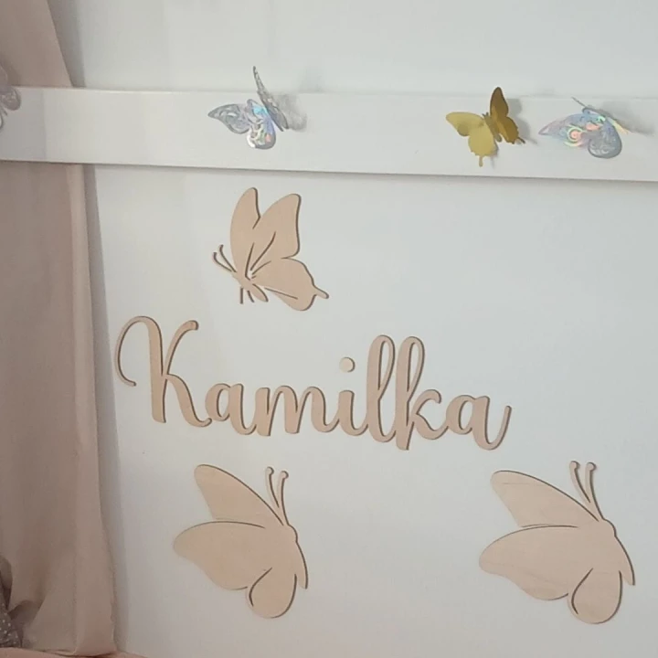 imię ze sklejki Kamilka zdjęcie aranżacyjne  - autor @_ania_i_kama_ (IG)