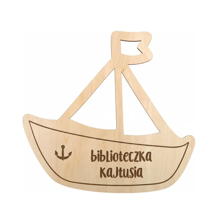 drewniany statek z grawerowanym napisem biblioteczka kajtusia