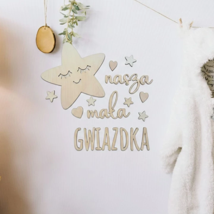 drewniany napis nasza mała gwiazdka z dużą gwiazdą