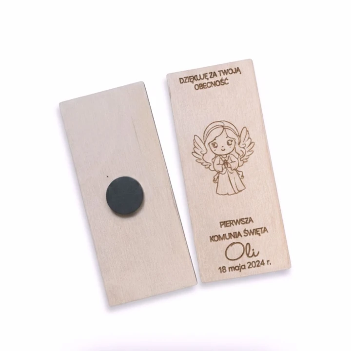 Personalizowany magnes pod Merci dla dziewczynki, wymiar 5,5x13 cm, grawerowana sklejka z motywem na Komunię lub Chrzest.