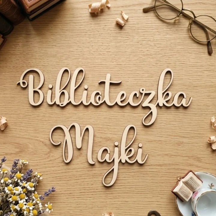 Surowy, drewniany napis Biblioteczka Majki przygotowany do montażu na ścianie w pokoju dziecięcym.