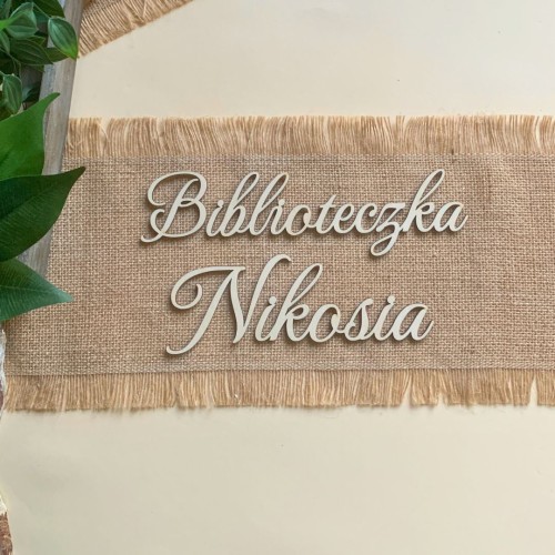 Surowy, drewniany napis Biblioteczka Nikosia