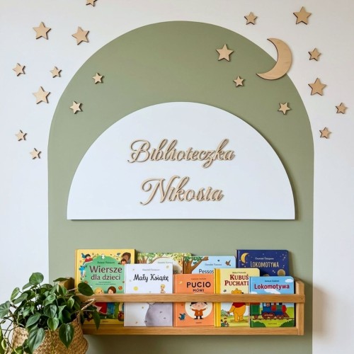 Personalizowana tablica Biblioteczka nad półką z polskimi książkami dla dzieci, otoczona drewnianymi gwiazdkami.