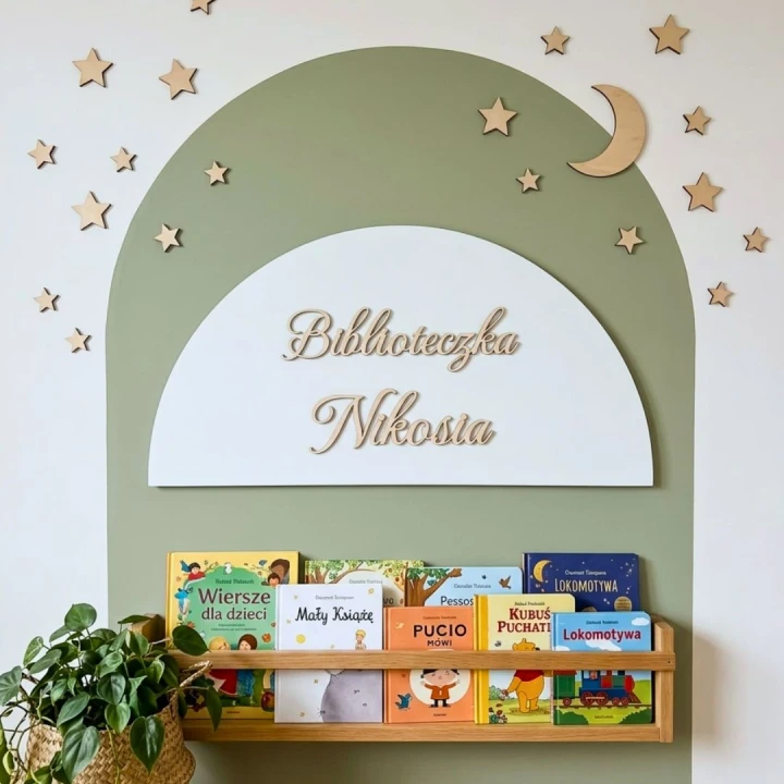 Personalizowana tablica Biblioteczka nad półką z polskimi książkami dla dzieci, otoczona drewnianymi gwiazdkami.