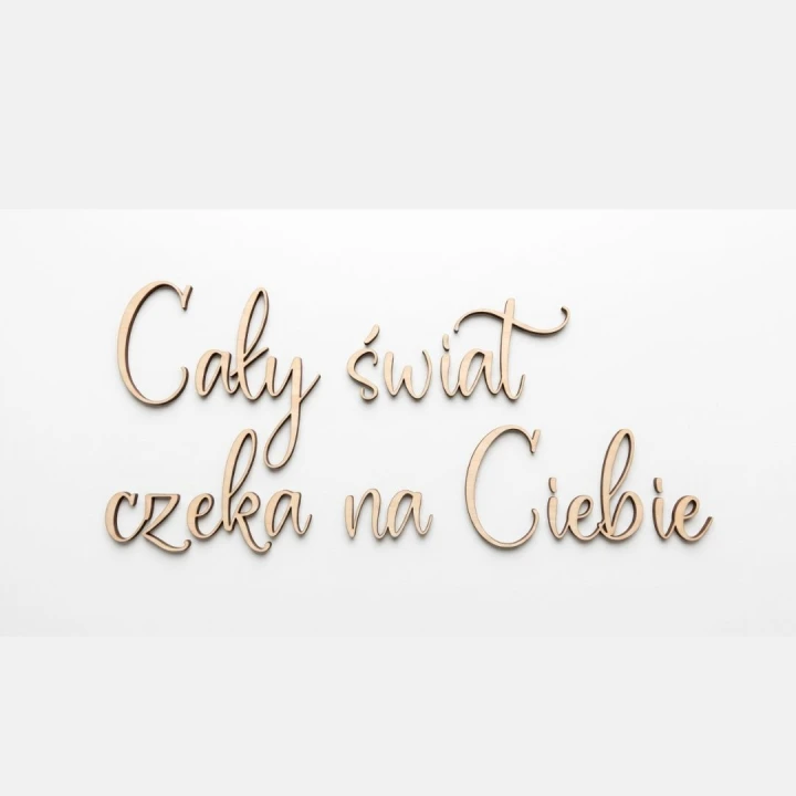 Napis ze sklejki „Cały świat czeka na Ciebie” w kolorze naturalnego drewna na białym tle