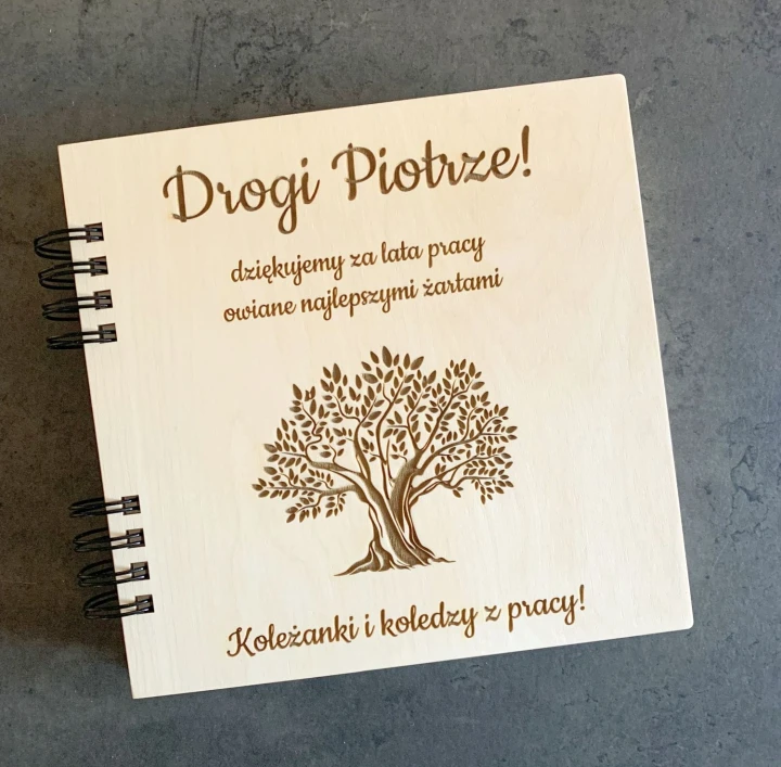 album na zdjęcia pomysł prezent na odejście kolegi z pracy