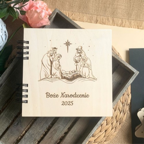 Album na zdjęcia wklejane z drewnianą okładką, grawerowany motyw Szopki Bożonarodzeniowej, idealny na zdjęcia świąteczne.