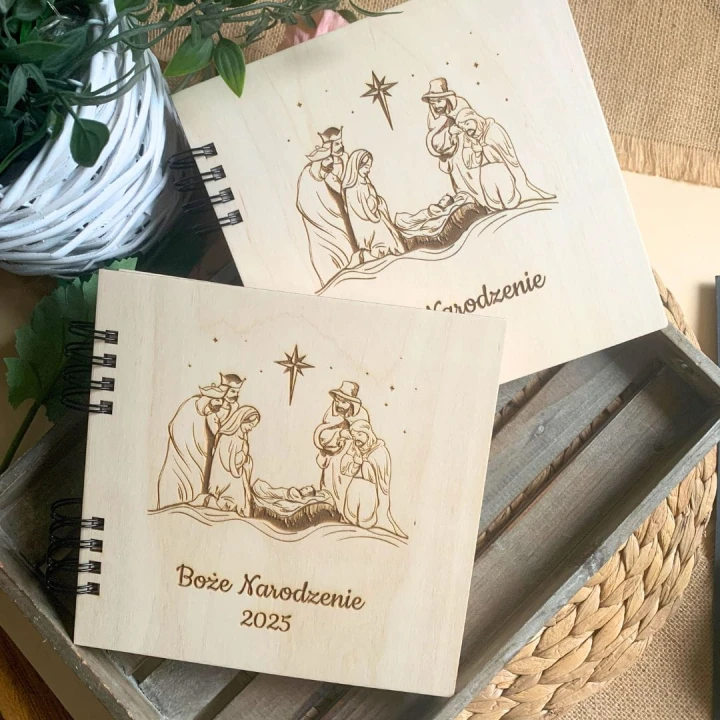 Album na zdjęcia wklejane z drewnianą okładką, grawerowany motyw Szopki Bożonarodzeniowej, idealny na zdjęcia świąteczne.