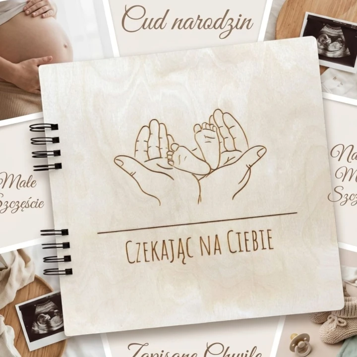 album na zdjęcia wklejane z drewnianą okładką z grawerowanym tekstem Czekając na Ciebie.