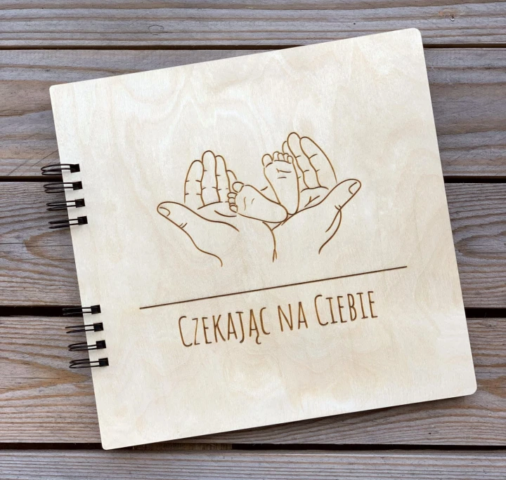 album ciążowy czekając na ciebie dłonie i stópki dziecka drewniana okładka
