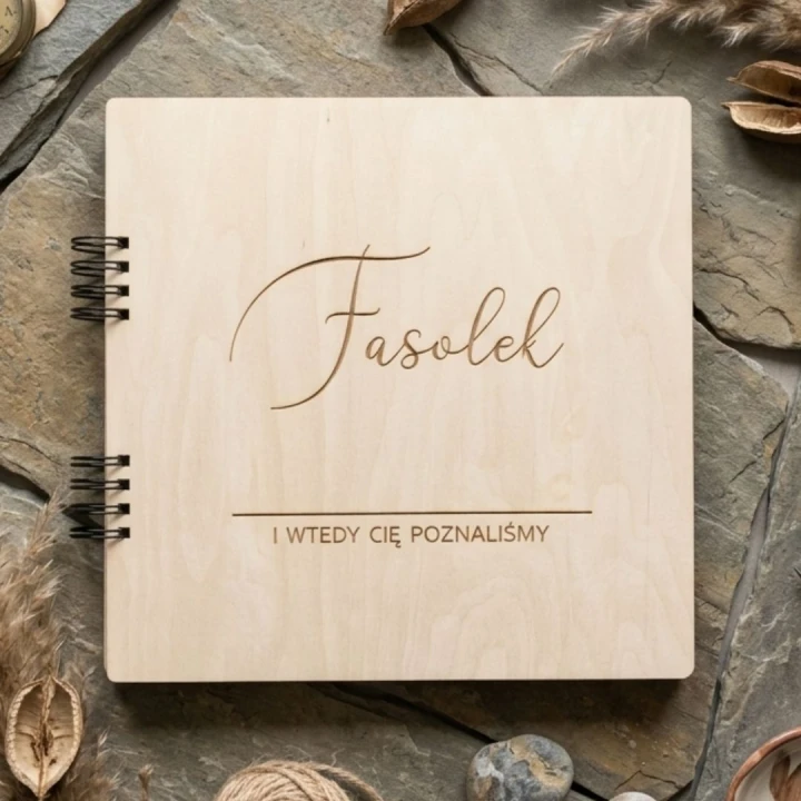 Drewniany album 25x25 cm na sesję ciążową z grawerem "Fasolek" i dedykacją pod linią.