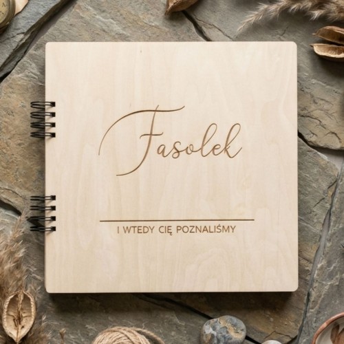Drewniany album 25x25 cm na sesję ciążową z grawerem "Fasolek" i dedykacją pod linią.