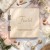 Duży drewniany album 30x30 cm z personalizacją "Fasolek" i czułym opisem na tle jasnego drewna.