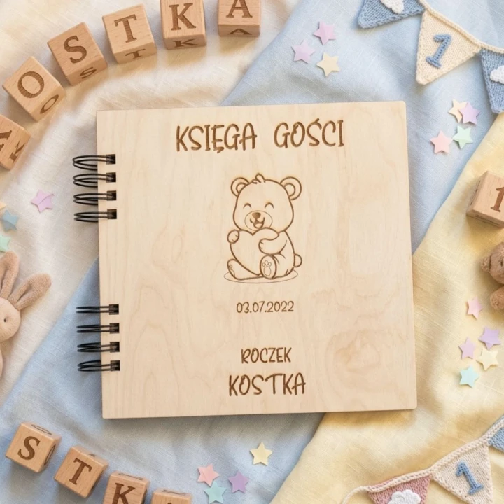Drewniana księga gości na Roczek z grawerem uśmiechniętego misia trzymającego serce.