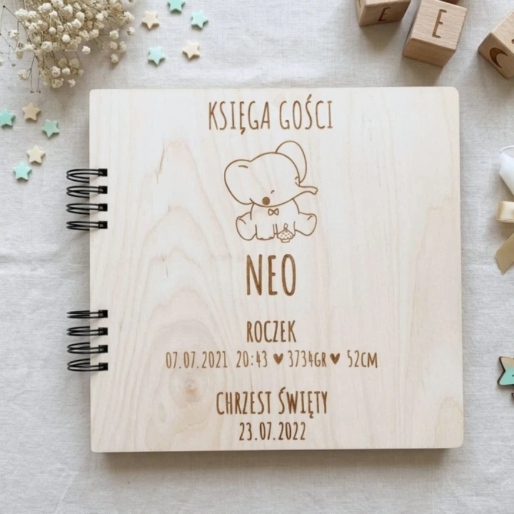 Personalizowana drewniana księga gości na Roczek i Chrzest Święty z grawerem słonika. Na okładce imię Neo, metryczka urodzeniowa oraz daty uroczystości.